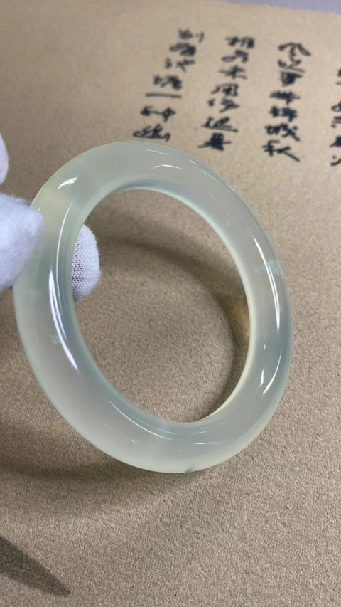 Gelang Es Giok Cui Giok Alami Ukuran 55-57mm Ukuran 56.1mm Lebar Sisi 10.5mm Giok terbentuk secara alami Pola acak Termasuk pajak pengiriman.