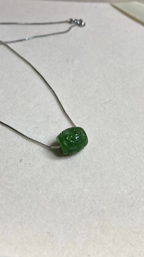 Kalung Giok Giok Hetian Jade Alami Ukuran 11 * 6mm Ditetapkan dalam 925 Giok Perak bersih dan halus dan hangat Termasuk pajak pengiriman.