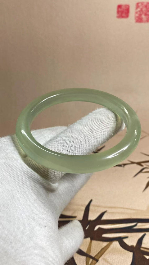 Gelang Hijau Es Giok Cui Giok Halus Ukuran 56-58mm Ukuran 57.4mm Lebar Sisi 9mm Giok terjadi secara alami Pola acak Termasuk pajak pengiriman.