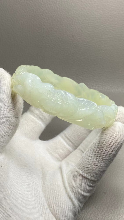 Gelang Bunga Berukir Giok Cui Alami Ukuran 62-64mm Ukuran 63.7mm Lebar Sisi 13.7mm Giok terjadi secara alami Pola acak Pengiriman dan pajak sudah termasuk.