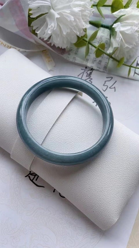 Gelang barang dari batu giok alami Bahan batu giok tua bersih, halus dan hangat Ukuran 61,5 mm Warna hijau pedas Batu giok secara alamiah Pola acak Termasuk ongkos kirim dan pajak