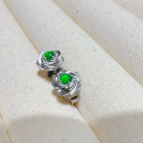 Anting-anting Bunga Camellia Jadeite Alami yang terbuat dari perak 925, ukuran sekitar 2,8 mm. Harga sudah termasuk pajak pengiriman