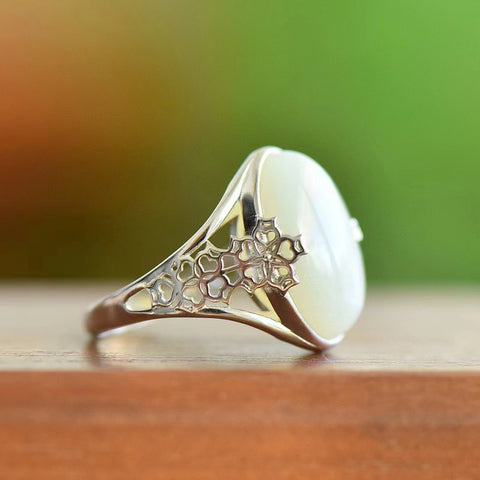 1381 Cincin Telur Giok Hetian Alami yang terbuat dari perak 925, giok yang bersih dan halus, penuh gaya dan elegan, sudah termasuk pajak pengiriman.