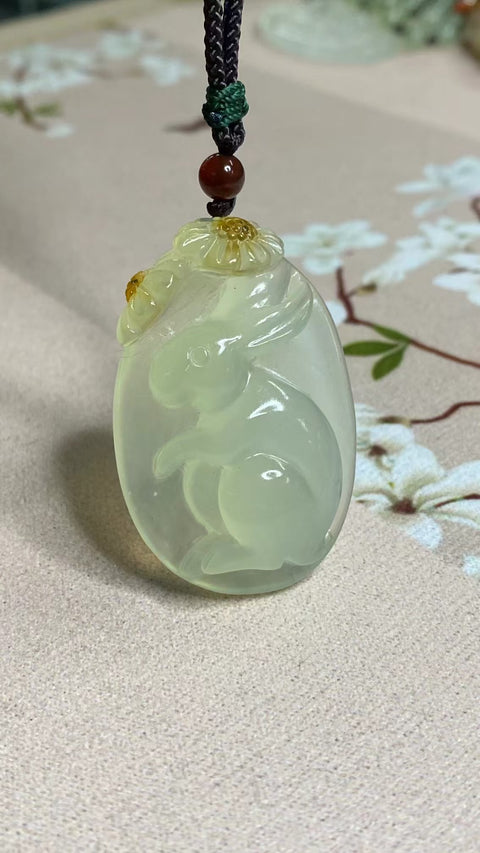 Liontin Kelinci Giok Cui Giok Alami Ukuran 30 * 45mm Giok ini bersih, halus dan hangat, dengan pola yang indah, satu-satunya, sudah termasuk pajak pengiriman.