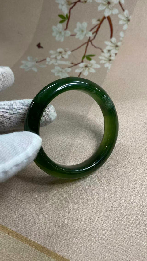 Gelang giok Xiuyan yang indah, bahan 180mm dengan warna hijau mengambang, diameter dalam: 56mm, lebar tepi: 11,3mm. Semua batu terbentuk secara alami, polanya acak. Biaya pengiriman dan pajak sudah termasuk.