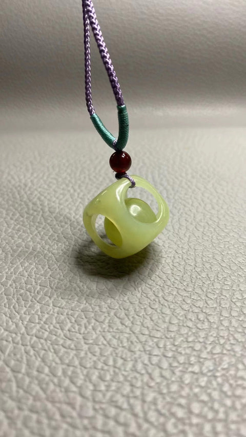 Liontin Mentega Ayam Giok Cui Giok Alami Ukuran 16,5 mm Giok bersih, halus, dan hangat.