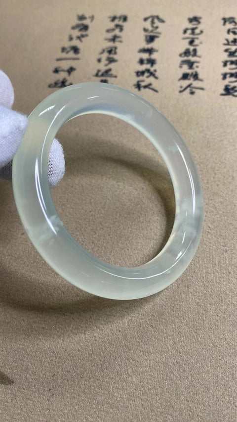 Gelang Es Giok Cui Giok Alami Ukuran 56-58mm Ukuran 57.2mm Lebar Sisi 10.7mm Giok ini semuanya muncul secara alami dan polanya acak Termasuk pajak pengiriman.