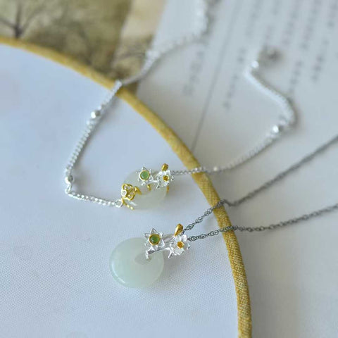 Gelang dan liontin perak sterling 925 berhiaskan dua belas dewa giok ini dirancang unik dan memiliki makna keberuntungan. Biaya pengiriman dan pajak sudah termasuk.