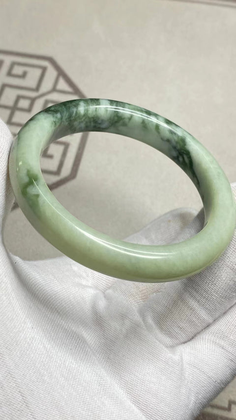 Gelang Giok Bunga Giok Cui Giok Alami Ukuran 60-62mm Ukuran 61.2mm Lebar Sisi 12.4mm Giok terjadi secara alami Pola acak Pengiriman dan pajak sudah termasuk.