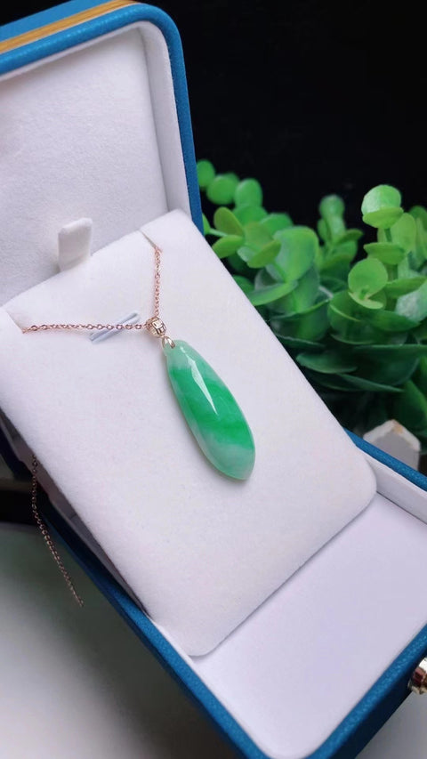 Kalung barang dari batu giok alami dengan pengaturan emas 18 karat Ukuran 3,4 * 1,2 * 0,8 Batu giok bersih, halus, dan hangat Sudah termasuk pajak pengiriman.