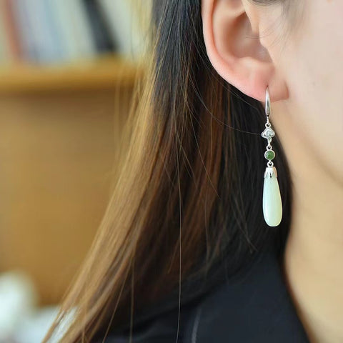 7556 Anting Giok Hetian Alami yang terbuat dari perak 925; Giok itu bersih, halus, dan hangat; Gayanya cantik dan apik.