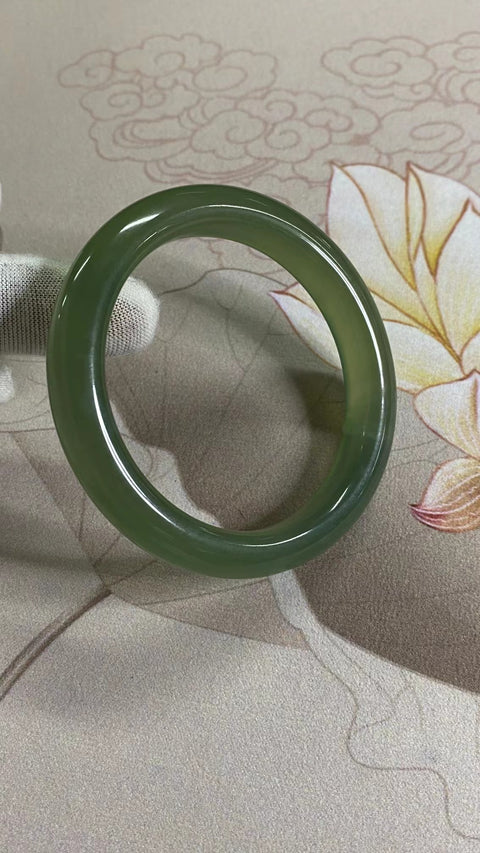 Gelang hijau penuh giok Cui alami, kaliber yang cocok untuk 59-61 lingkaran, ukuran: 60,5 mm, ketebalan batang 11,8 mm Batu giok yang terbentuk secara alami memiliki pola yang acak.