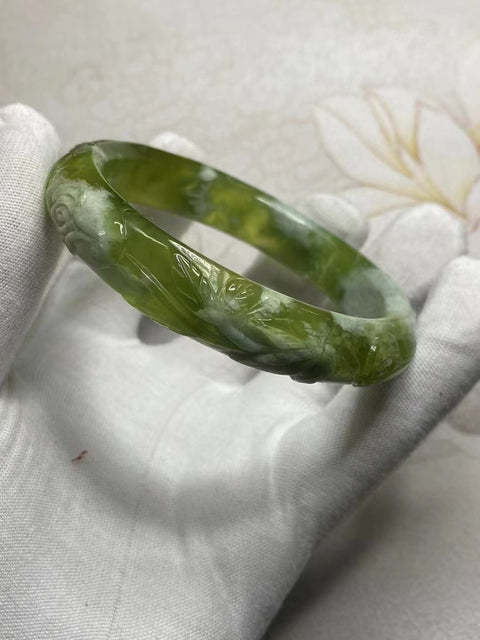 Gelang Bunga Ukiran Cui Giok Hijau Milkcap Gelang Bunga Ukiran 64-66mm Ukuran 65.2mm Lebar Samping 13.6mm Giok adalah batu giok yang halus dan hangat, gaya yang indah.