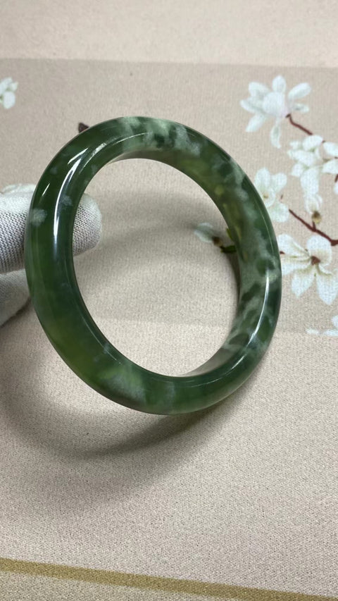 Gelang Giok Cui Giok Hijau Penuh Giok dalam Giok Ukuran 61-63mm Ukuran 62.8mm Lebar Sisi 12.9mm Giok terjadi secara alami Pola acak Termasuk ongkos kirim dan pajak.