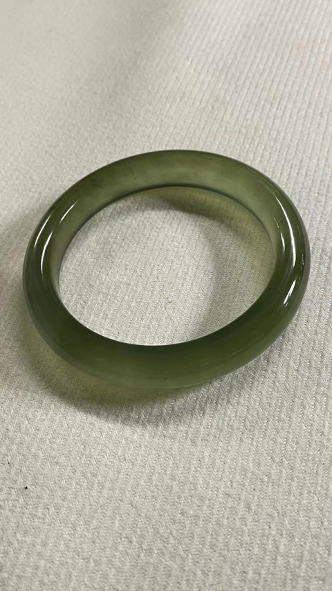 Gelang Es Giok Cui Giok Abu-Abu Alami Ukuran 61-63mm Ukuran 62.6mm Lebar Sisi 12.2mm Giok ini terbentuk secara alami dan polanya acak Sudah termasuk pajak pengiriman.
