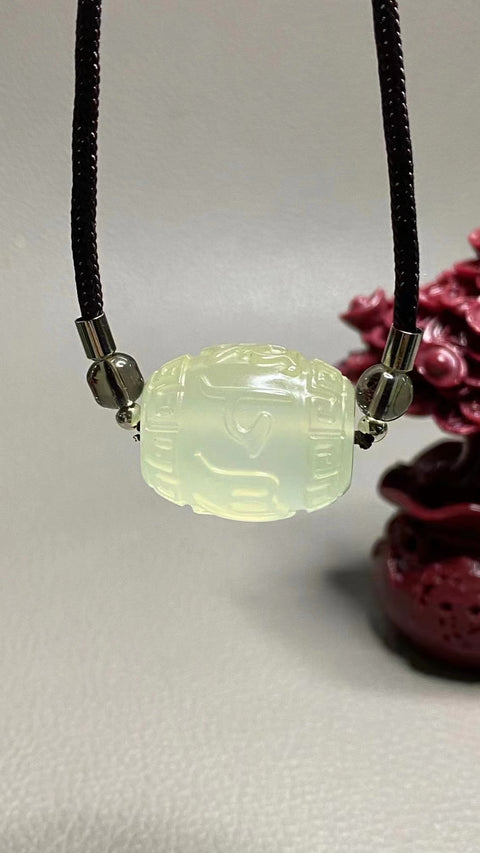 Liontin Giok Cui Jelas Ukuran 24 * 20mm Dibuat Enam Karakter Termasuk pengiriman dan pajak.