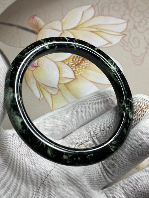 Gelang Bunga Bambu Hijau Tua Giok Cui Giok Alami Ukuran 61-63mm Ukuran 62.9mm Lebar Sisi 9.5mm Giok adalah semua yang terjadi secara alami Pola acak Pajak Pengiriman sudah termasuk.