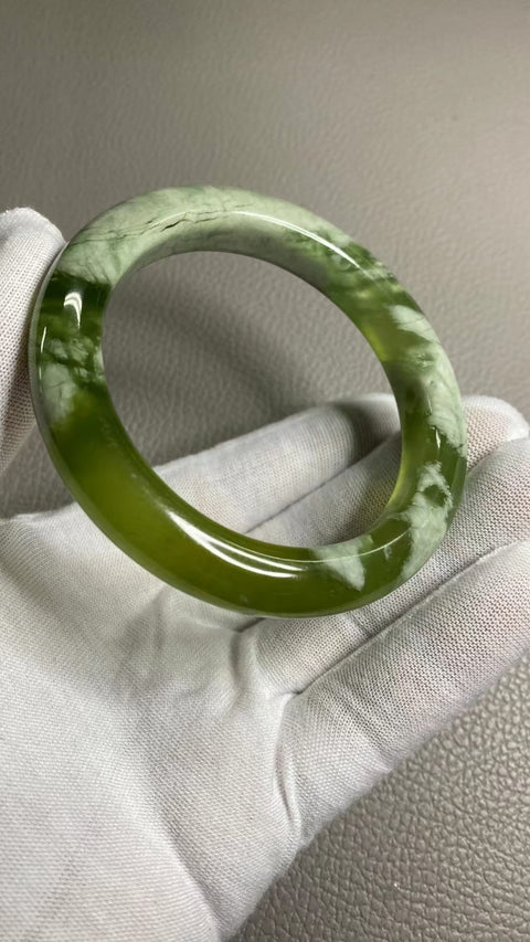 Gelang Milkcap Cui Jade Tsingti Giok Alami Ukuran 59-61mm Ukuran 60.3mm Lebar Samping 11.7mm Giok terjadi secara alami Pola acak Termasuk Pajak Pengiriman