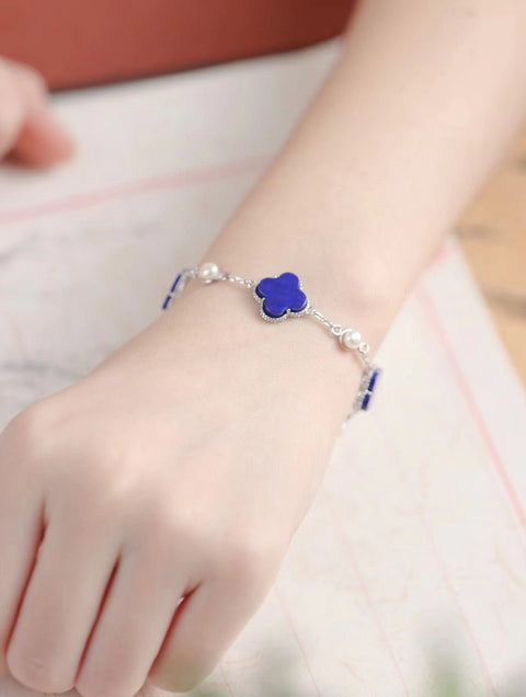 Gelang semanggi empat daun berlian alami yang terbuat dari perak 925 dengan mutiara. Warna yang indah, gaya yang indah, sudah termasuk pajak pengiriman.
