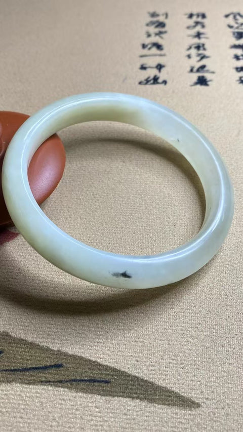 Gelang Cahaya Bulan Putih Giok Cui Giok Alami Ukuran 63-65mm Ukuran 64.3mm Lebar Sisi 11.7mm Giok terjadi secara alami Pola acak termasuk pajak pengiriman