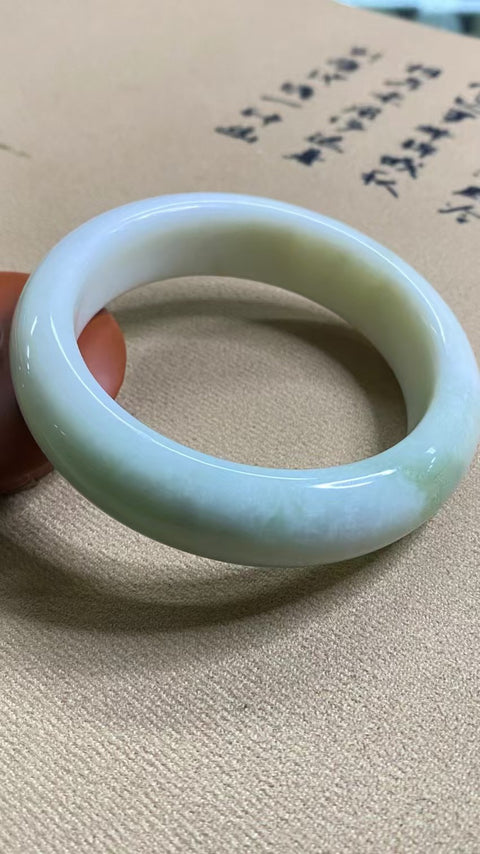 Gelang Cahaya Bulan Putih Giok Cui Giok Alami Ukuran 60-62mm Ukuran 61.5mm Lebar Sisi 17mm Giok terjadi secara alami Pola acak termasuk pajak pengiriman