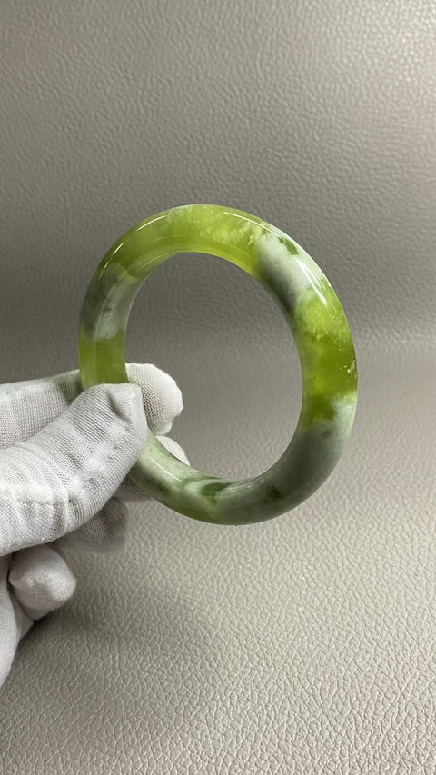 Gelang Milkcap Cui Jade Qingti Alami Ukuran 55-57mm Ukuran 56.1mm Lebar Sisi 11.6mm Giok semuanya terjadi secara alami Pola acak; sudah termasuk pajak pengiriman