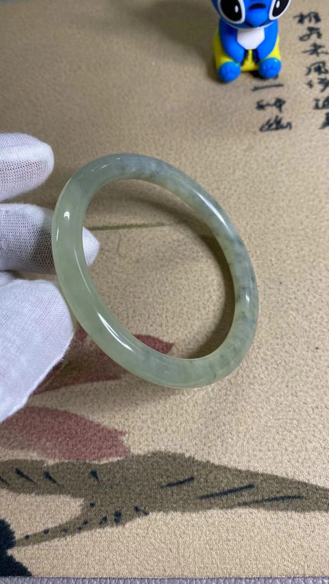 Gelang Giok Ciu Alami Ukuran 59-61mm Ukuran 60.3mm Harga Detik Giok adalah semua pola alami dan acak Pengiriman dan pajak sudah termasuk.