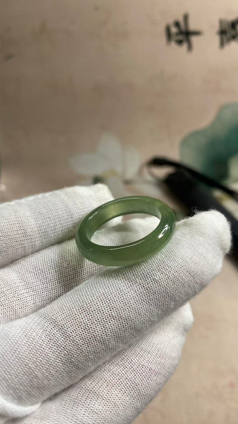 Cincin giok Xiuyan berwarna hijau menyeluruh yang sangat indah; spesifikasi ukuran 23 mm. Gratis ongkos kirim dan pajak.