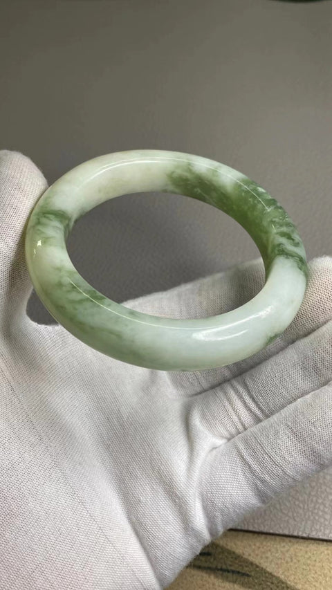 Gelang Giok Cui Alami Ukuran 57-59mm Ukuran 58.1mm Lebar Sisi 13.1mm Giok terbentuk secara alami Pola acak Pengiriman dan pajak sudah termasuk.