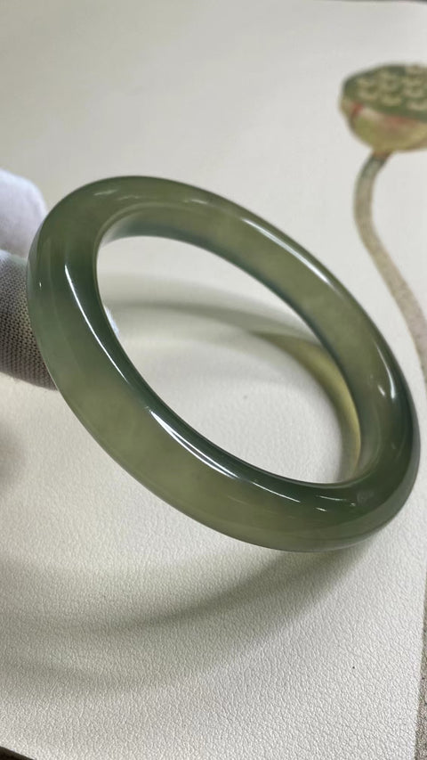 Gelang Es Giok Cui Giok Abu-Abu Alami Ukuran 61-63mm Ukuran 62.1mm Lebar Sisi 11.6mm Giok ini terbentuk secara alami dan polanya acak Sudah termasuk pajak pengiriman.