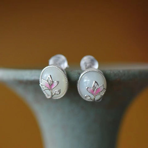 2748 Anting-anting Anting Enamel Bunga Teratai Giok Hetian Giok Alami dari 925 Perak Ukuran 8 * 10mm Giok itu bersih, halus dan hangat. Gayanya indah dan cantik. Pengiriman dan pajak sudah termasuk.
