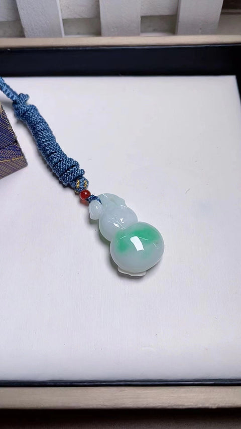 Liontin Labu Jadeite Alami Keberuntungan dan Kemakmuran Bahan Lubang Tua Tebal dan Ukuran Penuh 3.3 * 1.8 * 1.0 Pengiriman dan Pajak Sudah Termasuk