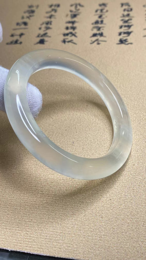 Gelang Badai Salju Bawah Kaca Giok Cui Giok Alami Ukuran 54-56mm Ukuran 55mm & nbsp; Lebar Sisi 9mm Giok semuanya terjadi secara alami Pola acak Termasuk pajak pengiriman.