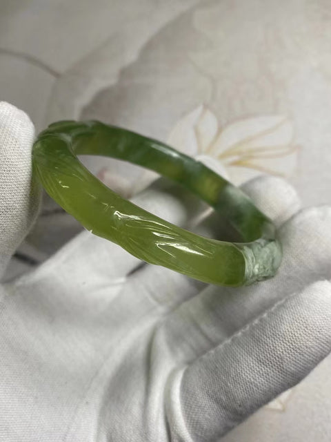 Gelang Bambu Cui Giok Krim Cui Giok Ukuran 57-59mm Ukuran 58.2mm Lebar 11mm Giok itu halus dan hangat Gayanya indah Pengiriman dan pajak sudah termasuk.