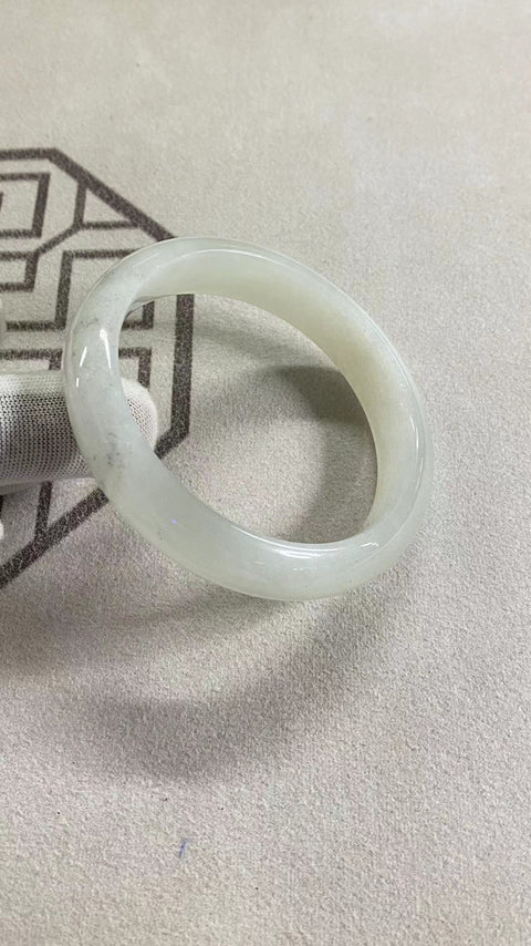 Gelang Cahaya Bulan Putih Giok Cui Giok Alami, kaliber 61,1 mm, lebar 13,8 mm Giok secara alami muncul dengan pola acak Pengiriman dan pajak sudah termasuk.