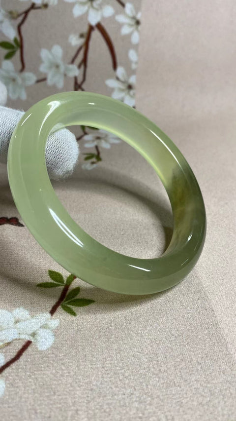 Gelang Lukisan Pemandangan Giok Cui Fine Ukuran 57-59mm Ukuran 58.7mm Lebar Sisi 12.9mm Giok terjadi secara alami Pola acak Termasuk pajak pengiriman.