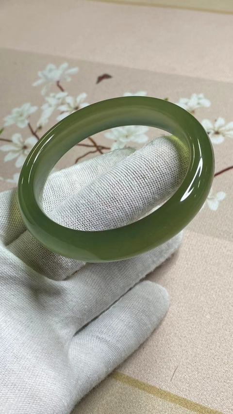 Gelang Hijau Penuh Giok Cui Giok Alami Ukuran 52-54mm Ukuran 53mm Lebar Sisi 12mm Giok ini terbentuk secara alami dan polanya acak Sudah termasuk ongkos kirim dan pajak.