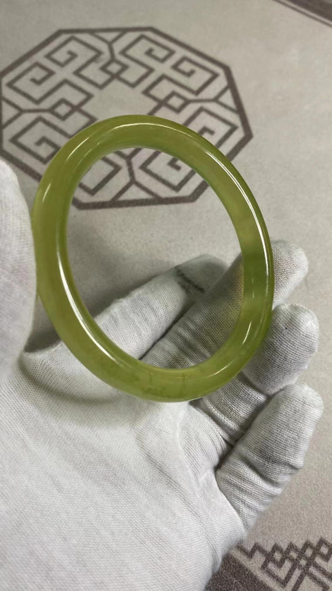 Gelang Giok Ciu Giok Emas Kuning Gelang Giok Emas Kuning Ukuran 61-62mm Ukuran 62.3mm Lebar 9.7mm Giok semuanya terjadi secara alami Pola acak termasuk pajak pengiriman