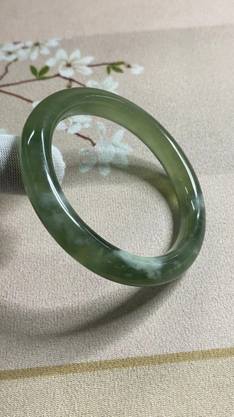 Gelang Gelang Milkcap Titi Giok Hijau Cui Giok Alami Ukuran 59-61mm Ukuran 60.1mm Lebar Samping 11mm Giok terjadi secara alami Pola acak Pengiriman dan pajak sudah termasuk.