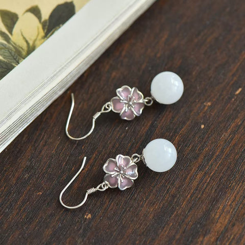 Anting perak sterling 7563A#925 bertahtakan bunga sakura giok Hetian. Desainnya sederhana, elegan, dan unik. Ukuran giok: 10*10 cm. Biaya kirim dan pajak sudah termasuk.