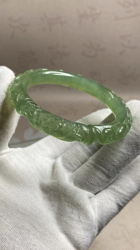 Gelang Bunga Ukiran Batu Giok Cui Jade Ice Green Ukuran 57-59mm Ukuran 58.3mm Lebar Sisi 10.7mm Giok semuanya terjadi secara alami Pola acak Pajak Pengiriman Sudah Termasuk