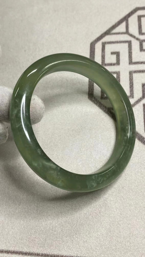 Gelang Giok Cui Giok Hijau Penuh Gelang Giok Terapung Ukuran 63-65mm Ukuran 64.2mm & nbsp; Lebar Sisi 12mm Giok ini semuanya terjadi secara alami Pola acak Termasuk pajak pengiriman.