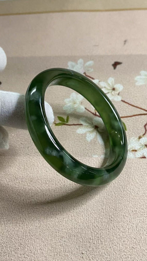 Gelang Hijau Penuh Giok Cui Alami Ukuran 56-58mm Ukuran 57.5mm Lebar Sisi 11.6mm Giok ini semuanya terjadi secara alami Pola acak Sudah termasuk pajak pengiriman.