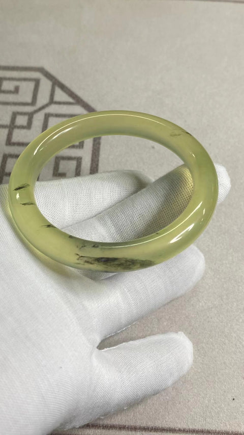 Gelang Warna Musim Semi Tinta Es Giok Cui Jade Alami Ukuran 55-57mm Ukuran 56.2mm Lebar Sisi 10mm Batu giok semuanya muncul secara alami Pola-polanya acak Termasuk ongkos kirim dan pajak.