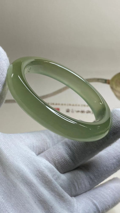 Gelang Hijau Es Giok Cui Giok Alami Ukuran 56-58mm Ukuran 57.2mm Lebar Sisi 12.1mm Giok terjadi secara alami Pola acak Pengiriman dan pajak sudah termasuk.