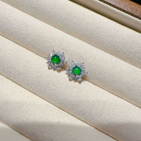 Anting Kepingan Salju Jadeite Alami yang terbuat dari perak 925 Ukuran sekitar 4mm Ukuran keseluruhan 8.2mm & nbsp; Gaya yang indah sudah termasuk pajak pengiriman.