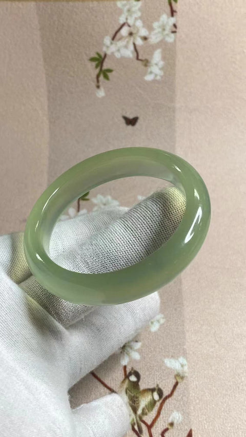 Gelang Hijau Es Giok Cui Giok Alami Ukuran 49-61mm Ukuran 50.6mm Lebar Samping 12.4mm Giok terjadi secara alami Pola acak termasuk pajak pengiriman