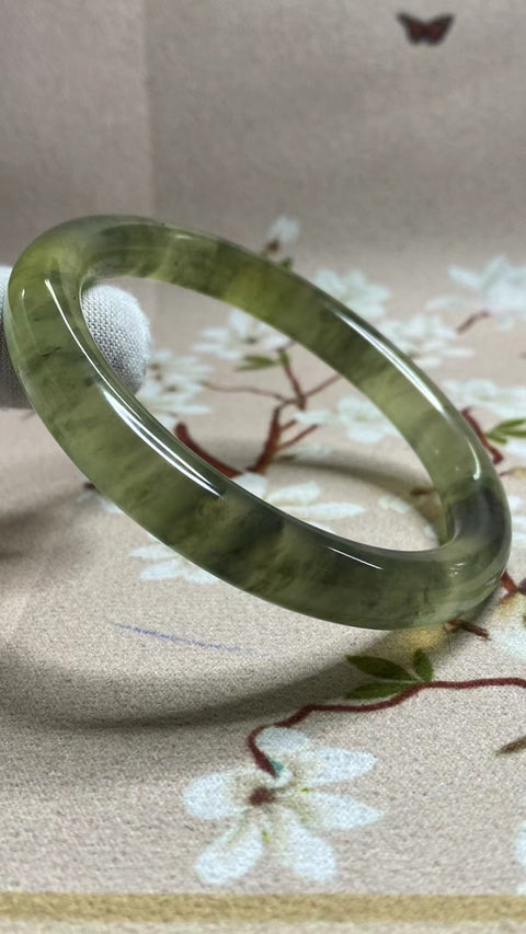 Gelang Lukisan Pemandangan Giok Cui Alami Ukuran 59-61mm Ukuran 60.9mm Lebar Sisi 9.8mm Giok adalah semua yang terjadi secara alami Pola acak termasuk pajak pengiriman