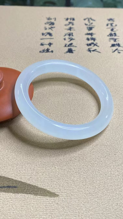 Gelang Cahaya Bulan Putih Giok Cui Giok Alami Ukuran 55-57mm Ukuran 56mm Lebar Sisi 10.1mm Giok terjadi secara alami Pola acak Pengiriman dan pajak sudah termasuk.