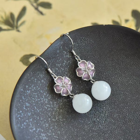 Anting perak sterling 7563A#925 bertahtakan bunga sakura giok Hetian. Desainnya sederhana, elegan, dan unik. Ukuran giok: 10*10 cm. Biaya kirim dan pajak sudah termasuk.